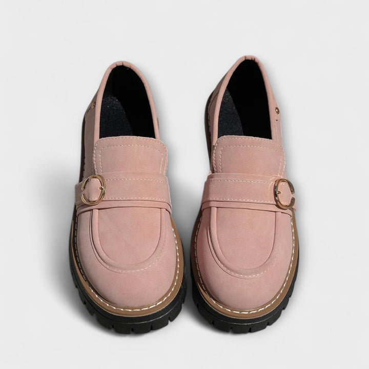 Slip-on women's flats, versatile for smart-casual everyday outfits and comfortable steps.