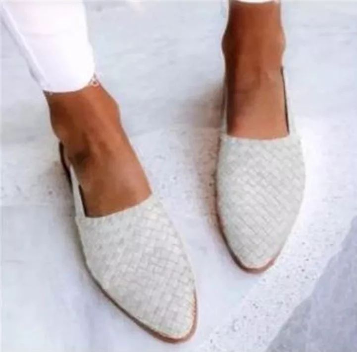 Soft, comfortable women's slip-on loafers, ideal for walking and elegant everyday wear.