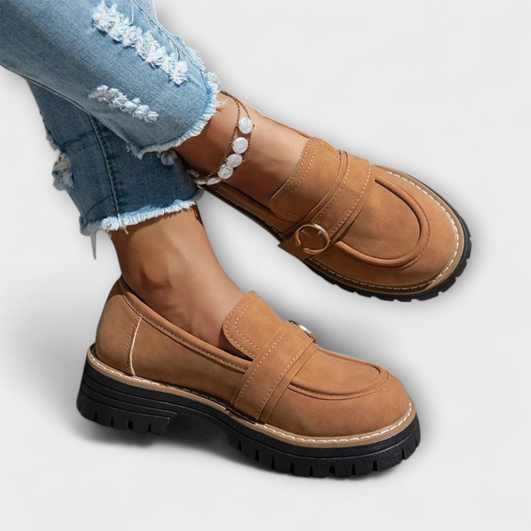 Fashionable women's casual shoes, perfect for versatile everyday style and comfort.
