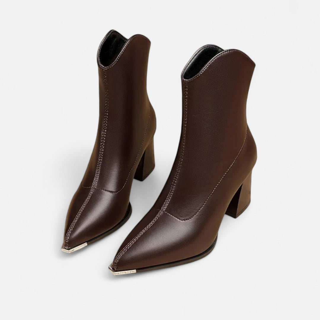 Fashionable women's pointed-toe Chelsea boots, modern ankle boots for a chic and stylish look. Effortless slip-on design.