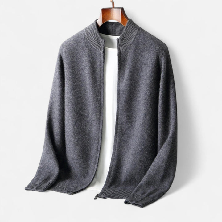 Casual men's zippered cardigan in a versatile color, an essential piece for comfortable men's fashion.