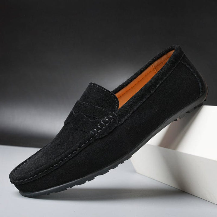 Classic women's comfortable loafers in black. Everyday slip-on footwear with cushioning for versatile style.