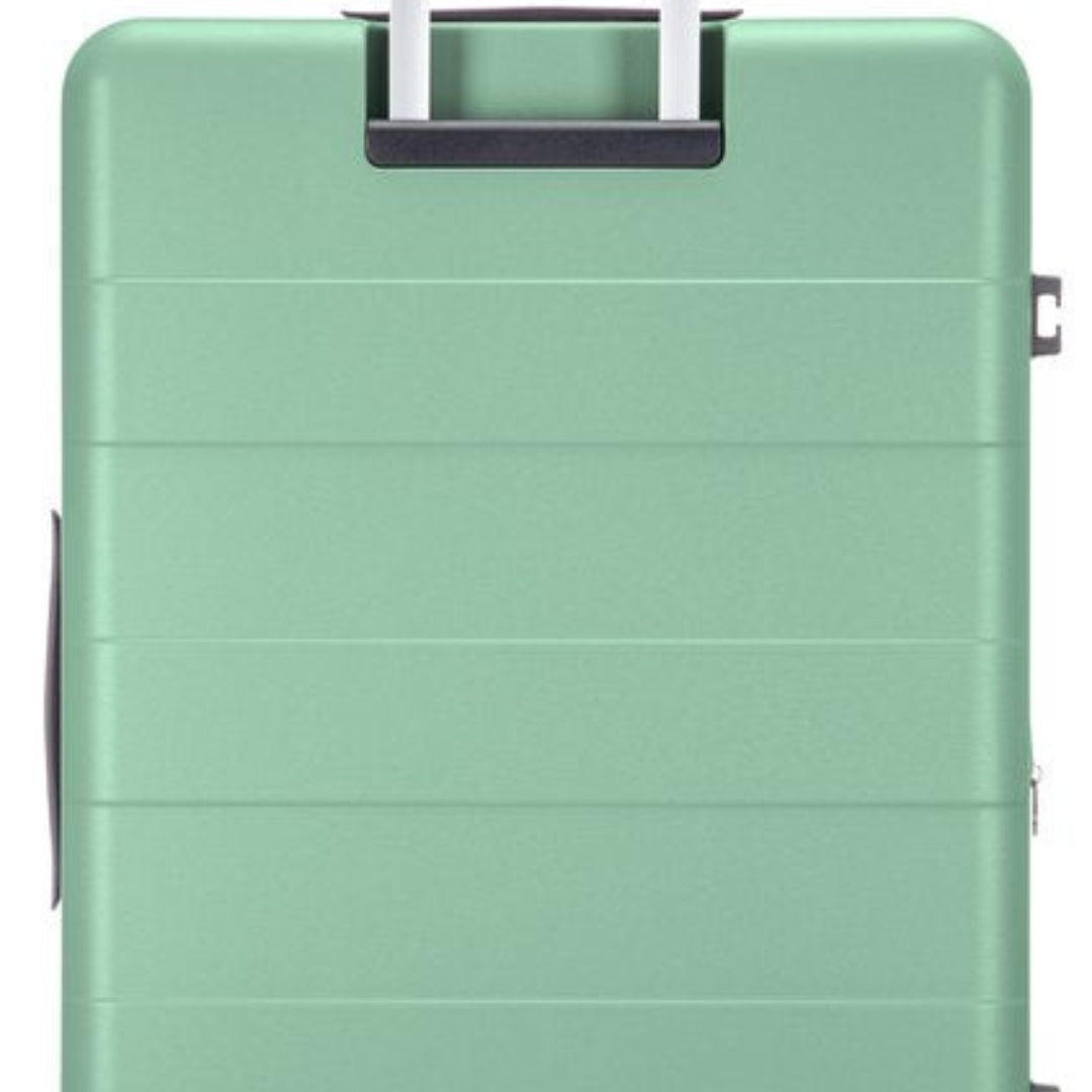 Premium hardshell travel set, expandable and featuring a secure laptop compartment and TSA lock.