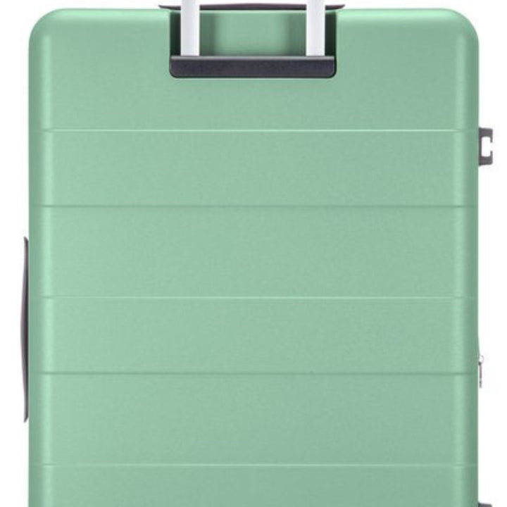 Premium hardshell travel set, expandable and featuring a secure laptop compartment and TSA lock.