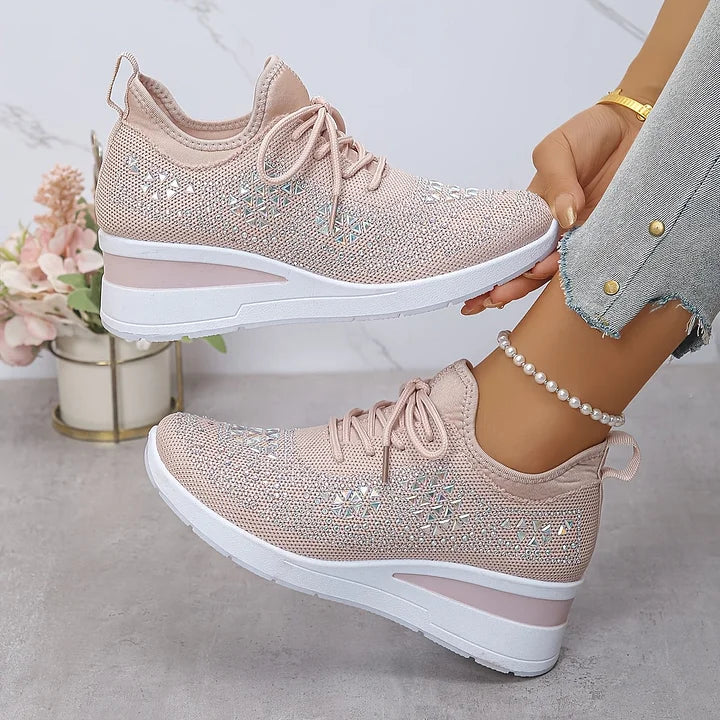 Ergonomic women's shoes with advanced arch support, ideal for long walks and daily activities.