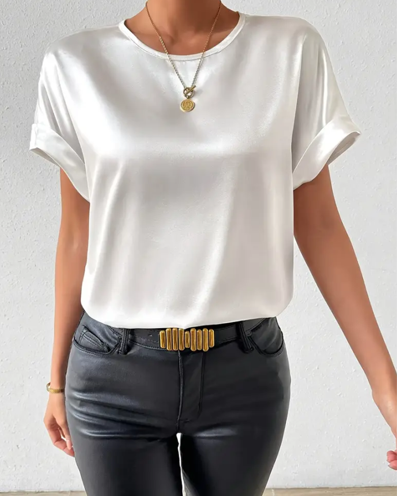 Casual women's round neck t-shirt. Solid color, short sleeve, smooth top for everyday comfort and summer style.