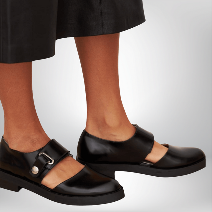 Versatile women's elegant strap shoes with a low heel, ideal for comfortable office wear or stylish evening events.