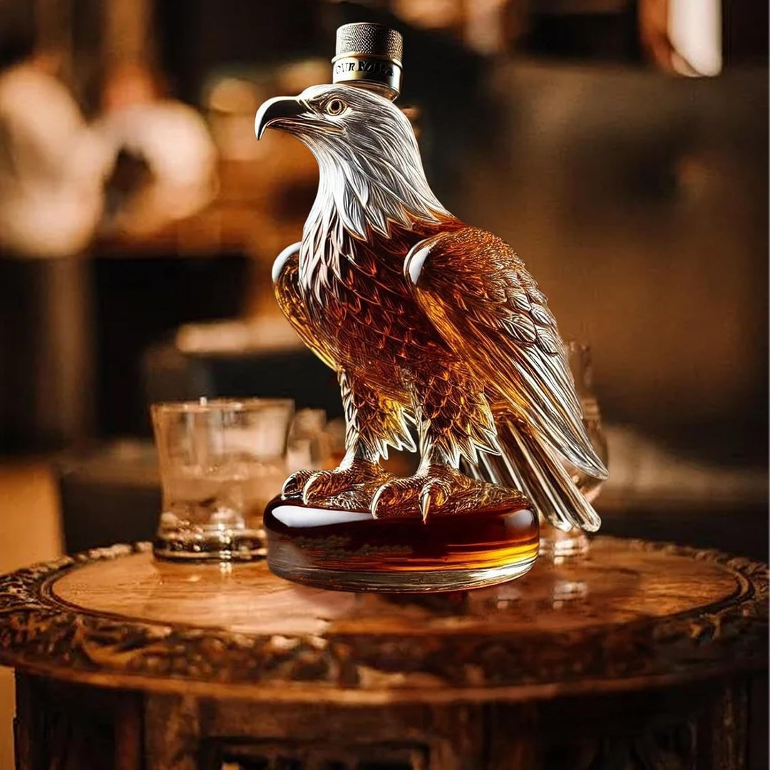 Elegant eagle-shaped whisky decanter made from borosilicate glass, perfect for spirits. A luxurious barware gift.