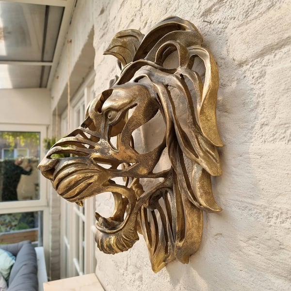 Elegant metal lion head wall decor, majestic art sculpture perfect for indoor or outdoor home display.
