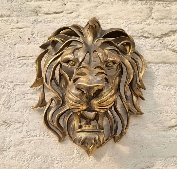 Strong metal lion head wall sculpture, an elegant art piece ideal for home & garden decoration.