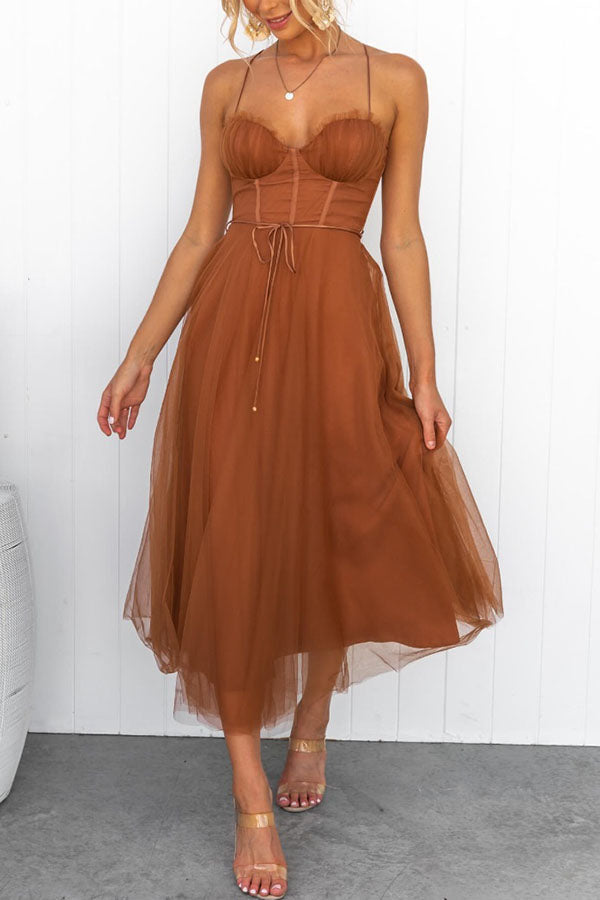 Perfect wedding guest dress: elegant women's corset midi with a flowing tulle skirt & spaghetti straps.