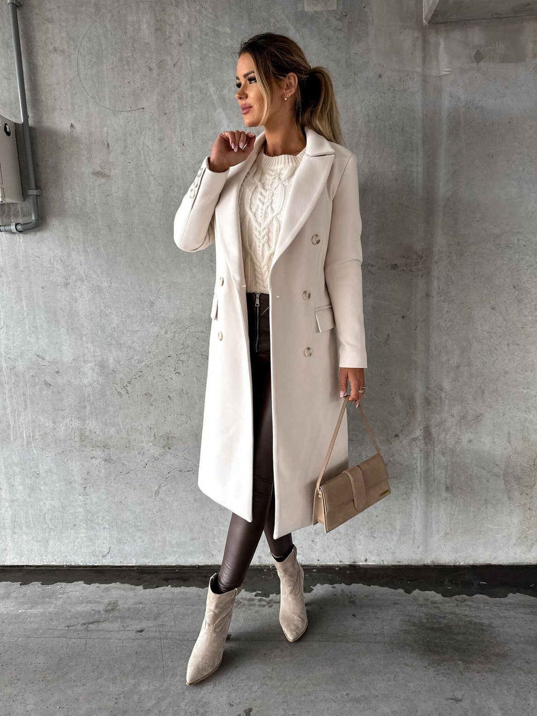 Women's elegant double-breasted winter jacket, ideal for stylish daily wear in cold weather.