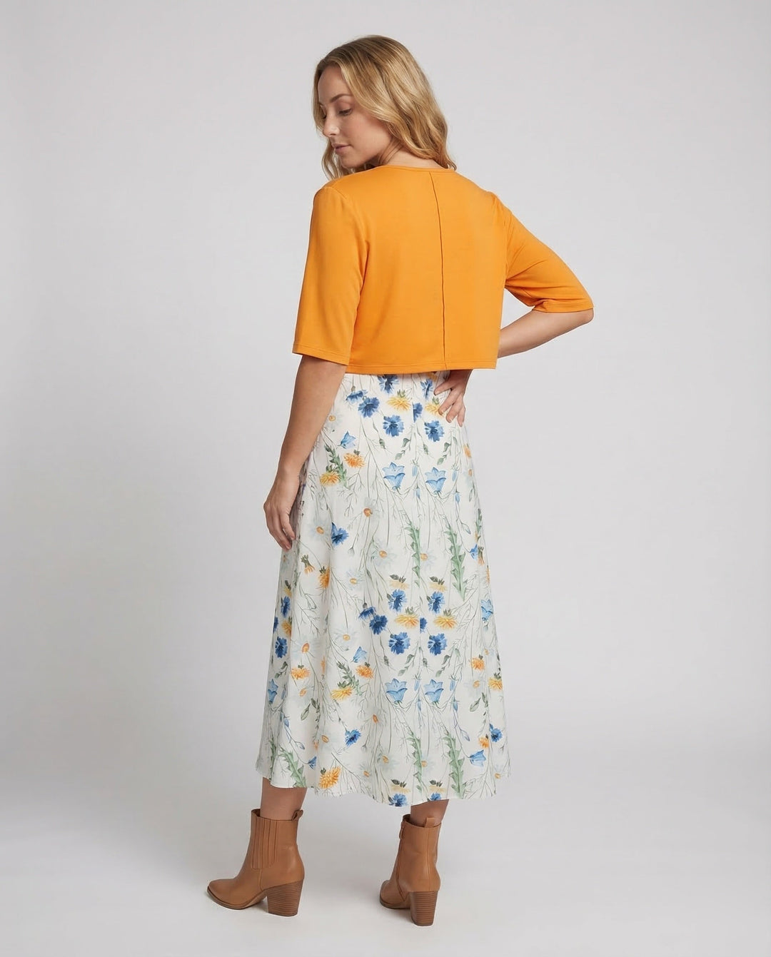 Women's elegant floral two-piece set, a summer dress with crop top & skirt. Ideal for casual outings & special events.