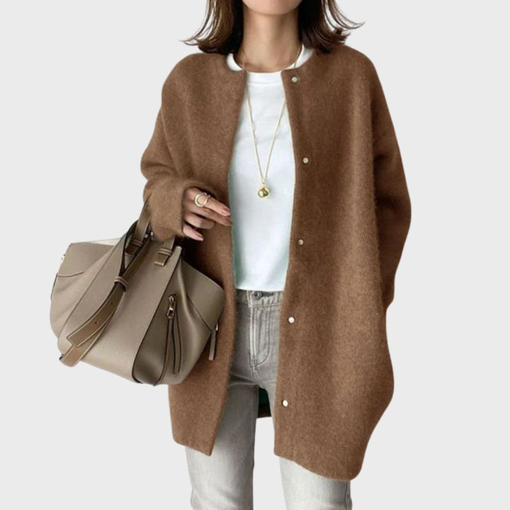 Women's long sleeve knit cardigan, ideal for fall and winter. Comfortable, elegant, and versatile everyday wear.