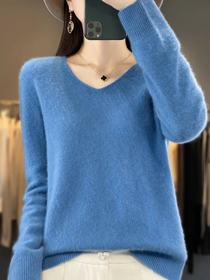 Stylish women's knitwear pullover, perfect for elegant casual winter fashion.