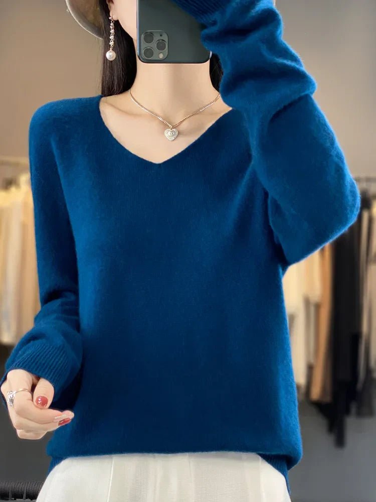 Casual chic women's elegant knit sweater, perfect for everyday winter fashion.