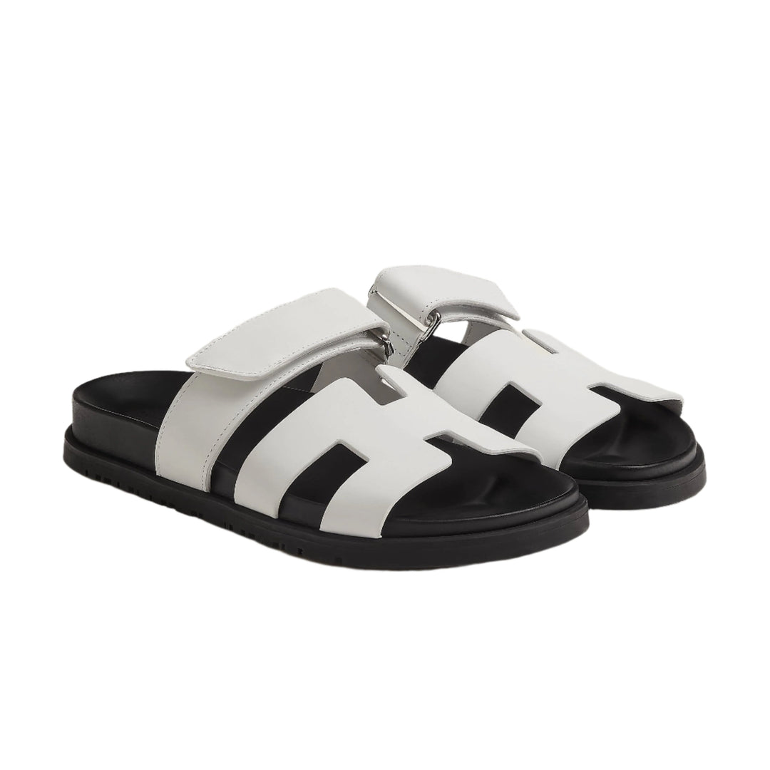 Comfortable women's flat sandals, elegant leather design for versatile daily wear & comfort.