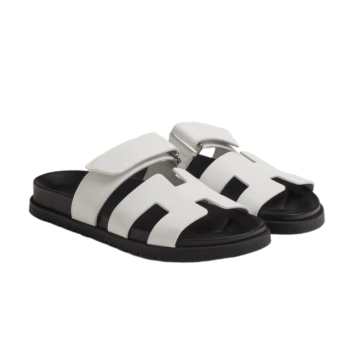 Comfortable women's flat sandals, elegant leather design for versatile daily wear & comfort.
