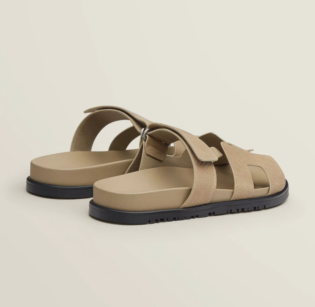 Elegant women's flat leather sandals, chic design for comfortable everyday summer wear.