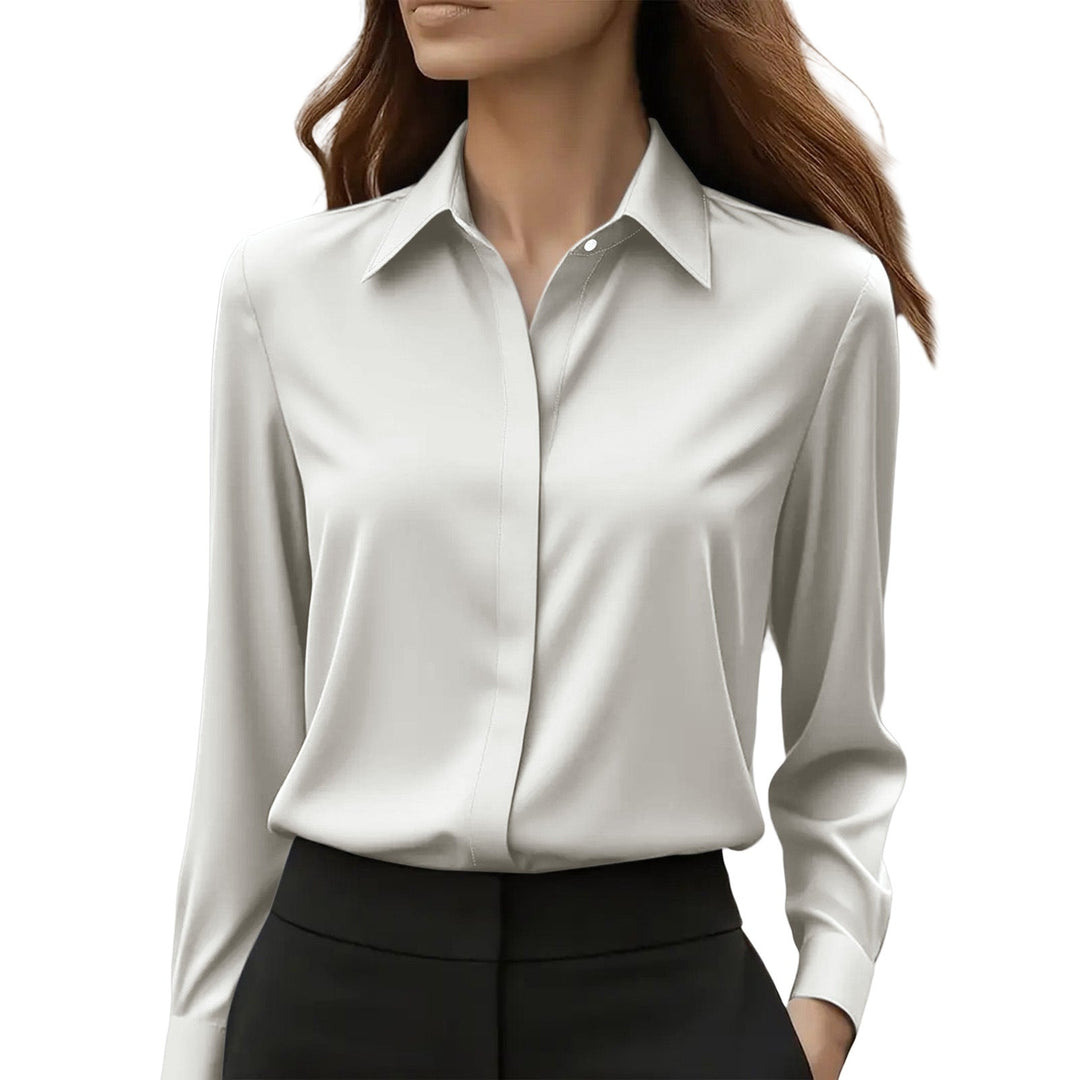 Versatile women's classic blouse with long sleeves and buttons, ideal for everyday wear.