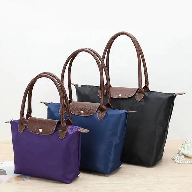 Versatile women's luxury shoulder tote bag, stylish and spacious with a secure zip closure. Your everyday essential.