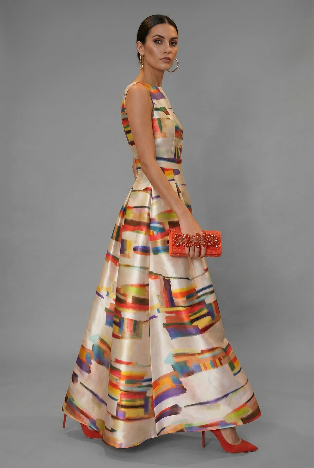 Women's elegant sleeveless maxi dress in multicolour. A beautiful formal evening gown for special occasions.
