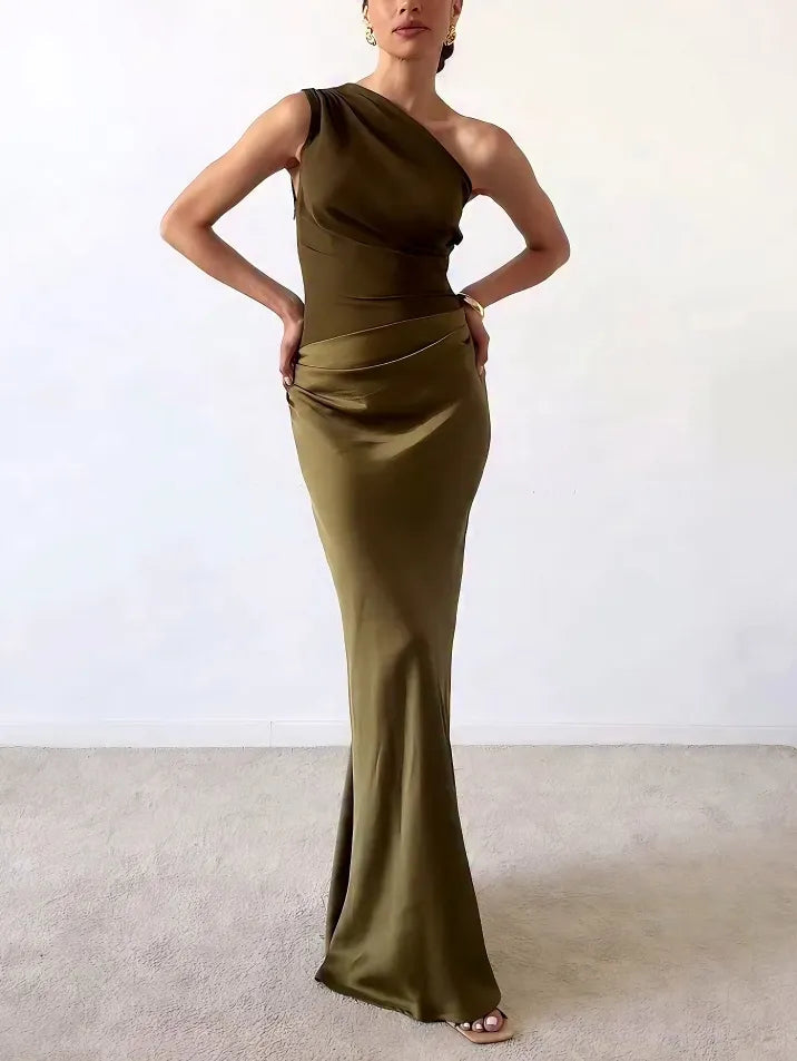 Glamorous women's one-shoulder evening gown featuring elegant pleats, a sophisticated party maxi dress.