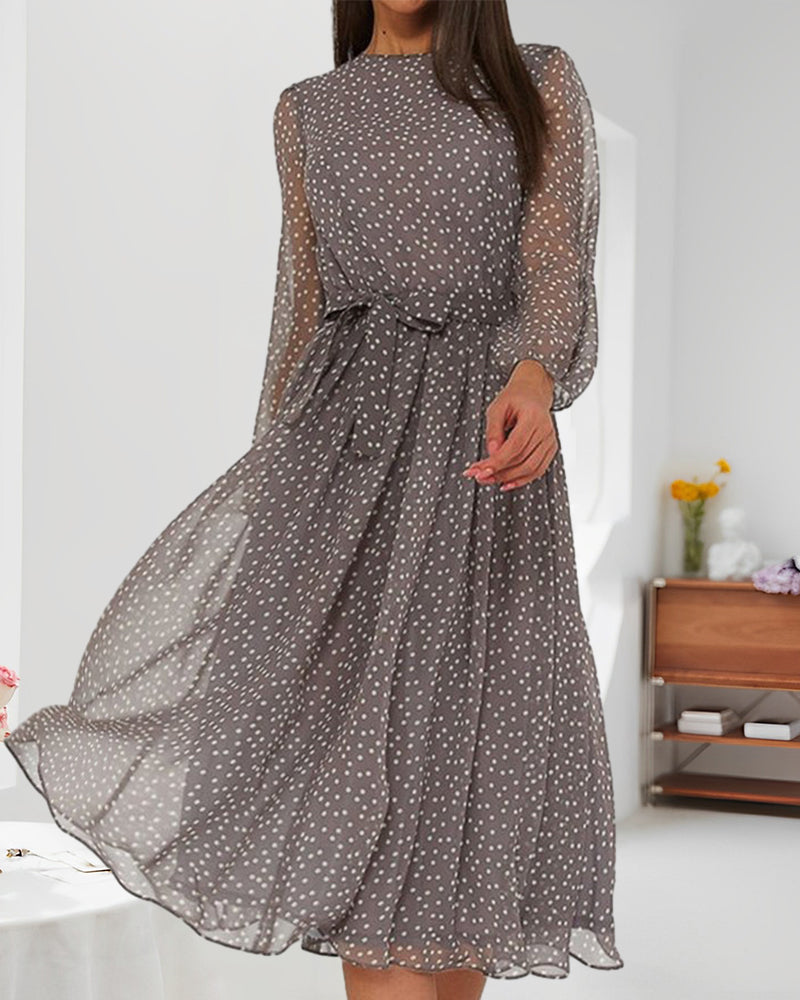 Women's loose-fit A-line dress, elegant polka dot pattern, long sleeves, knee-length. Ideal for comfortable everyday wear.