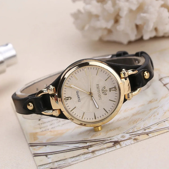 Chic women's accessory: engraved quartz watch with a comfortable vegan leather strap, a timeless fashion piece.