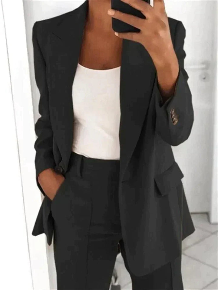 Chic women's two-piece workwear suit featuring a relaxed fit blazer and trousers for office fashion.