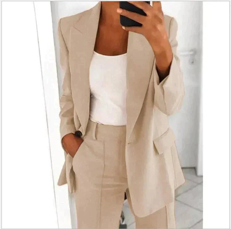Professional women's formal two-piece set: comfortable fit blazer and trousers, ideal for business wear.