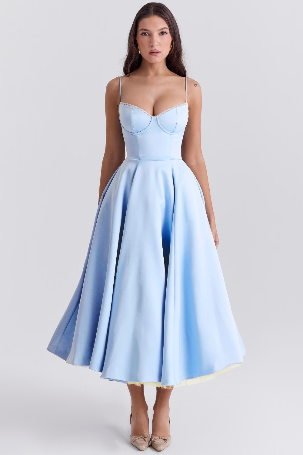 Elegant Women's Royale Midi Dress, formal wear with sweetheart neckline & structured bodice, flattering silhouette.