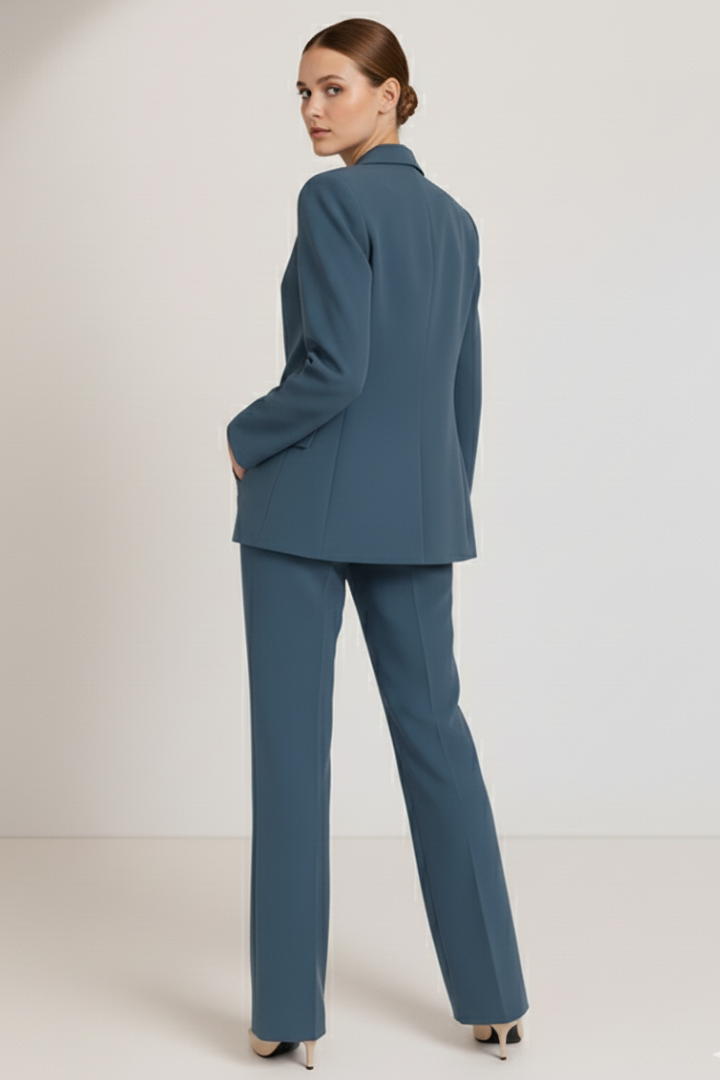 Chic women's two-piece suit: stylish blazer & straight leg trousers for a professional look.