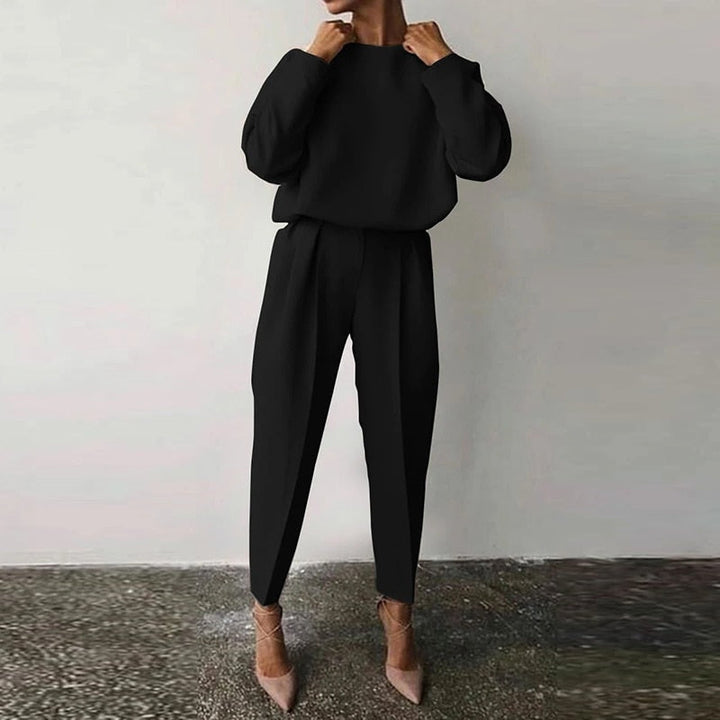 Chic women's two-piece suit set for a modern smart casual look. Perfect versatile business & everyday outfit.