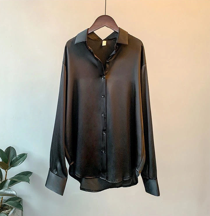Elegant women's fall blouse in luxurious silk, soft and classic design, perfect for versatile styles and chic silhouettes.