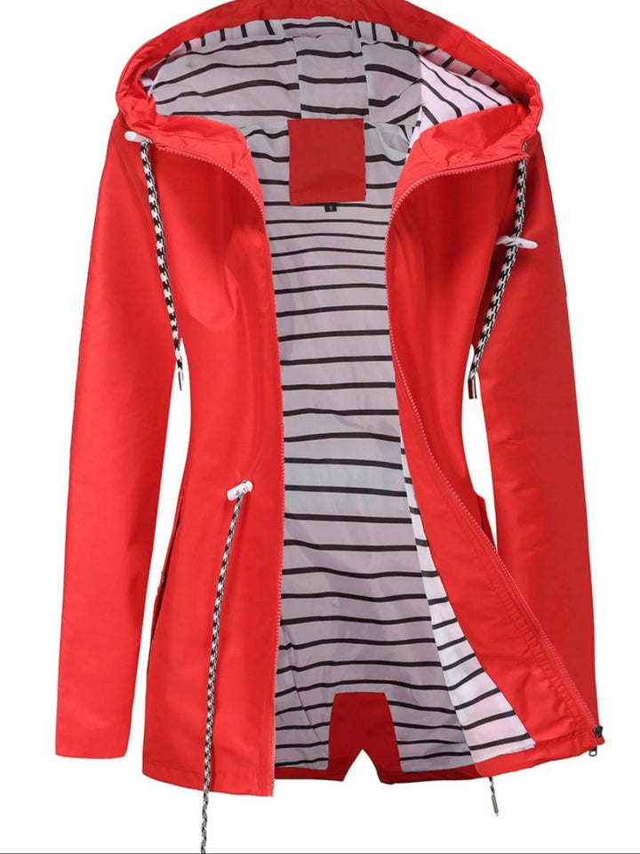 Fashionable women's outdoor coat. This waterproof summer jacket offers essential protection and a modern look.