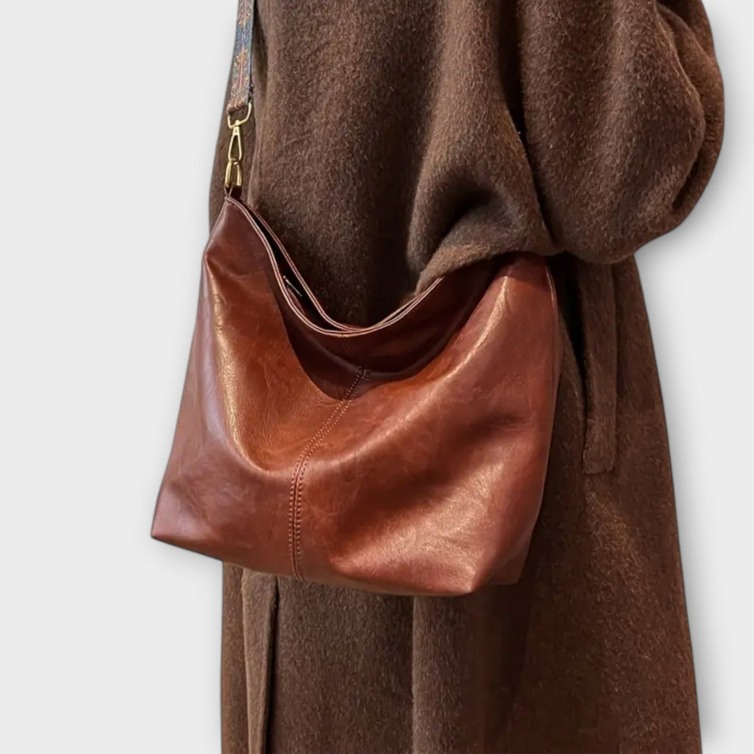 Chic vintage faux leather shoulder bag for women, an elegant and classic handbag for everyday fashion.