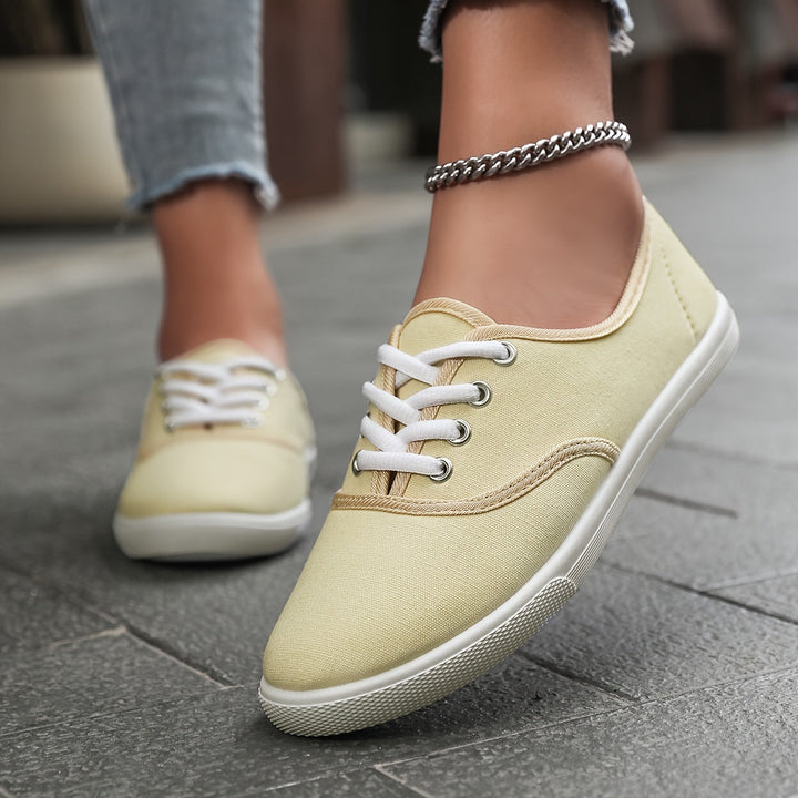 Essential everyday women's low-top lace-up casual shoes for ultimate comfort & style.