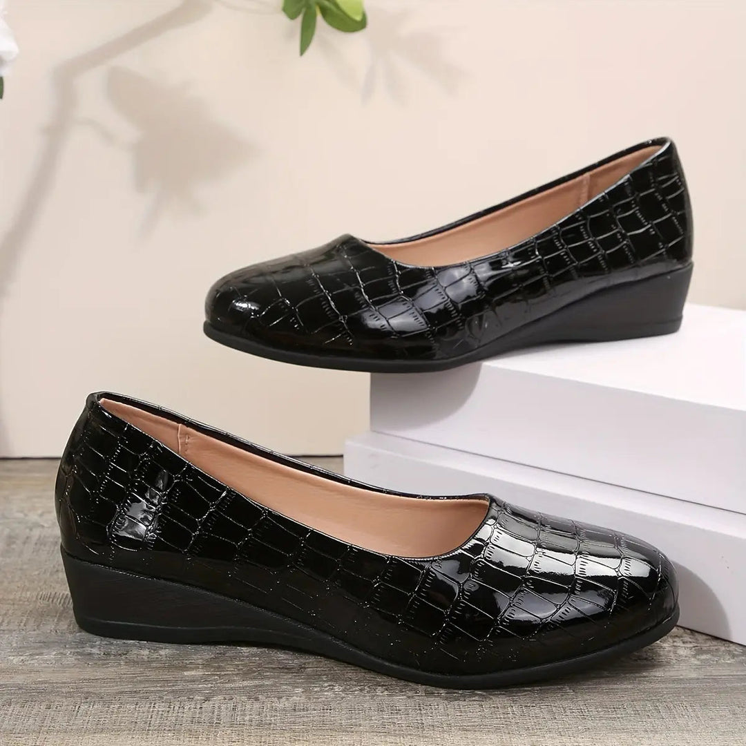 Women's fashion shoes: elegant, lightweight, and comfortable slip-ons for everyday style.