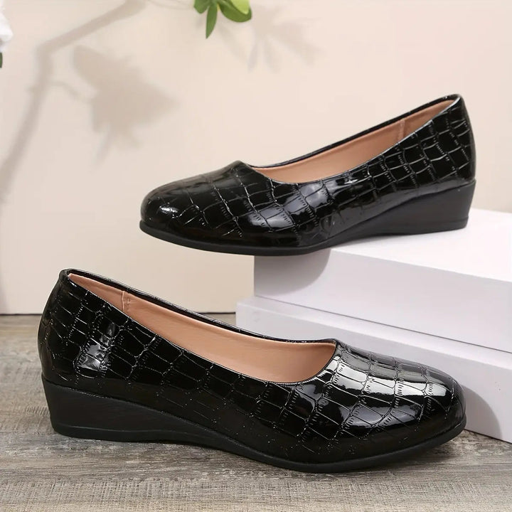 Women's fashion shoes: elegant, lightweight, and comfortable slip-ons for everyday style.