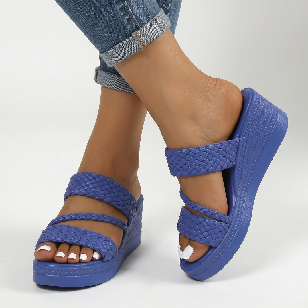 Women's holiday sandals with comfortable braided straps, ideal for relaxed summer days.