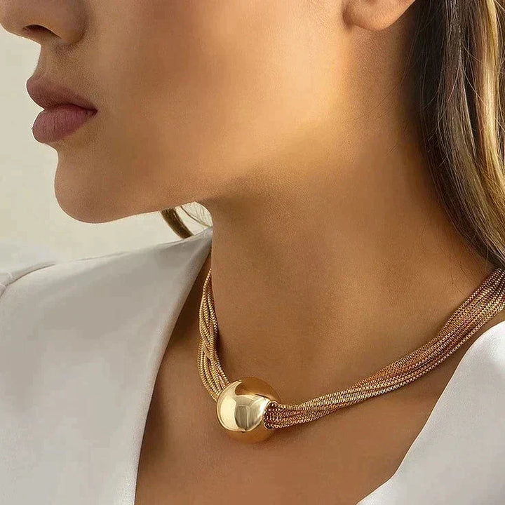 Stunning layered women's necklace with brilliant shine, available in silver or gold, an elegant & adjustable accessory.