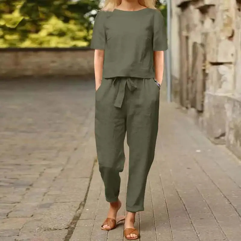 Effortlessly stylish women's jumpsuit. A comfortable and chic one-piece outfit, ideal for versatile modern fashion.
