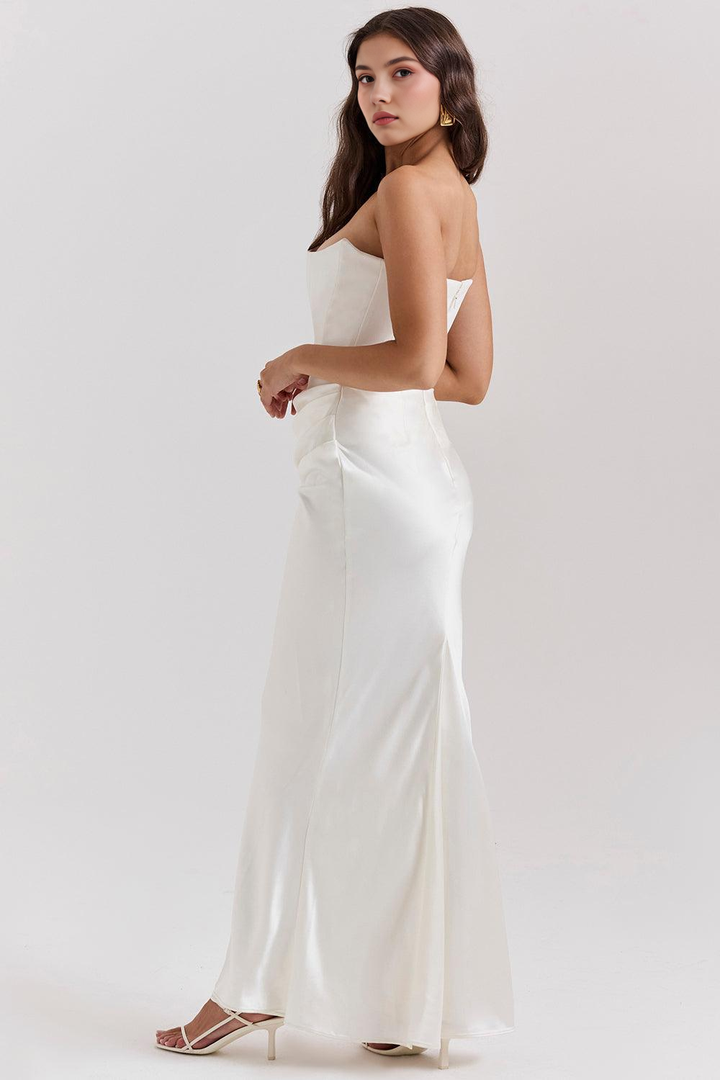Chic women's strapless prom dress, a sophisticated choice for a memorable night.