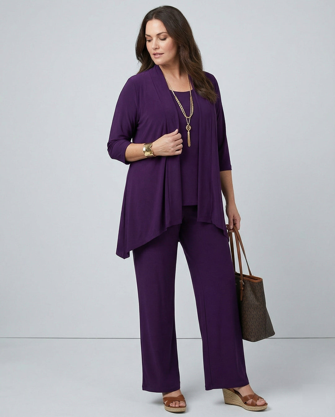 Chic women's 3-piece pantsuit set; elegant tailored blazer, vest & trousers for versatile professional & event wear.