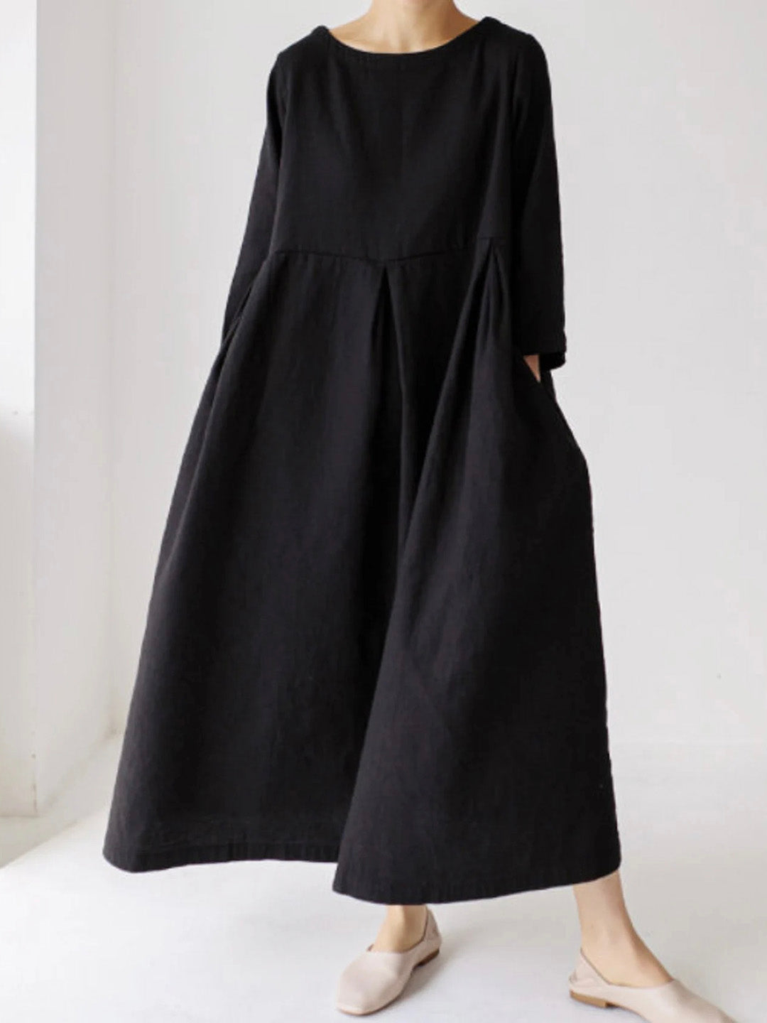 Comfortable women's long sleeve tiered maxi dress, relaxed silhouette with a round neck and practical side pockets.