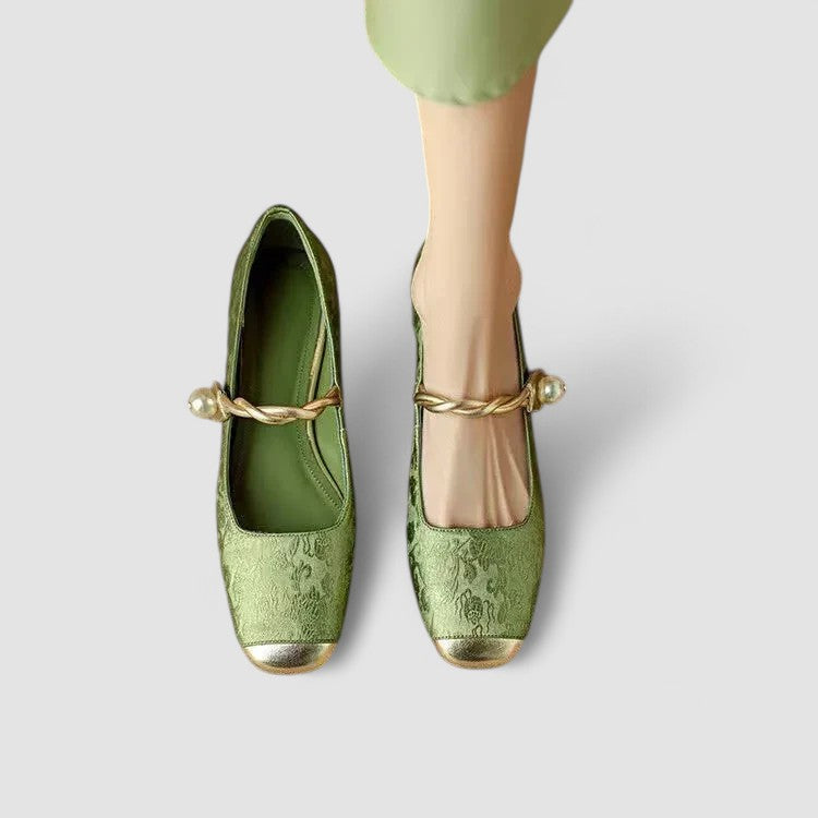 Elegant vintage style black Mary Jane shoes for women, comfortable with a stable orthopaedic block heel.