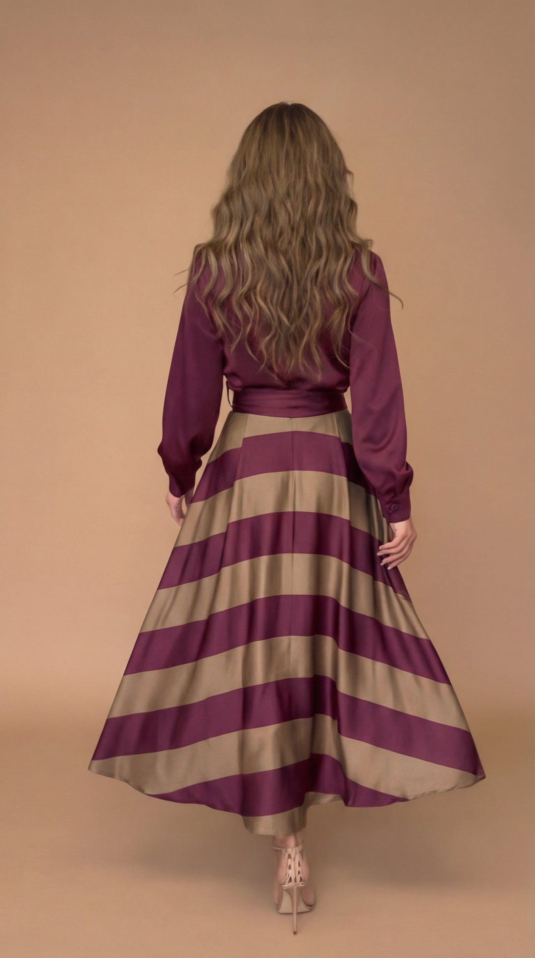 Front view of an elegant women's long dress, featuring a sophisticated bow detail. Stylish and versatile.