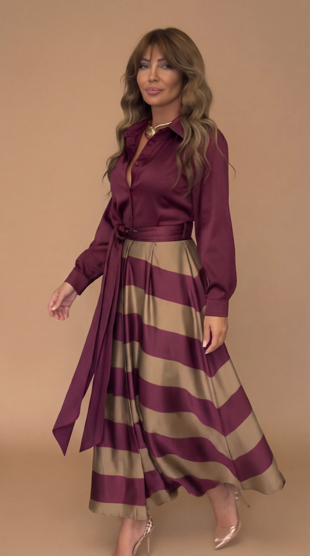 Chic women's maxi dress with a distinctive bow detail. Comfortable, elegant, ideal for evening or day events.