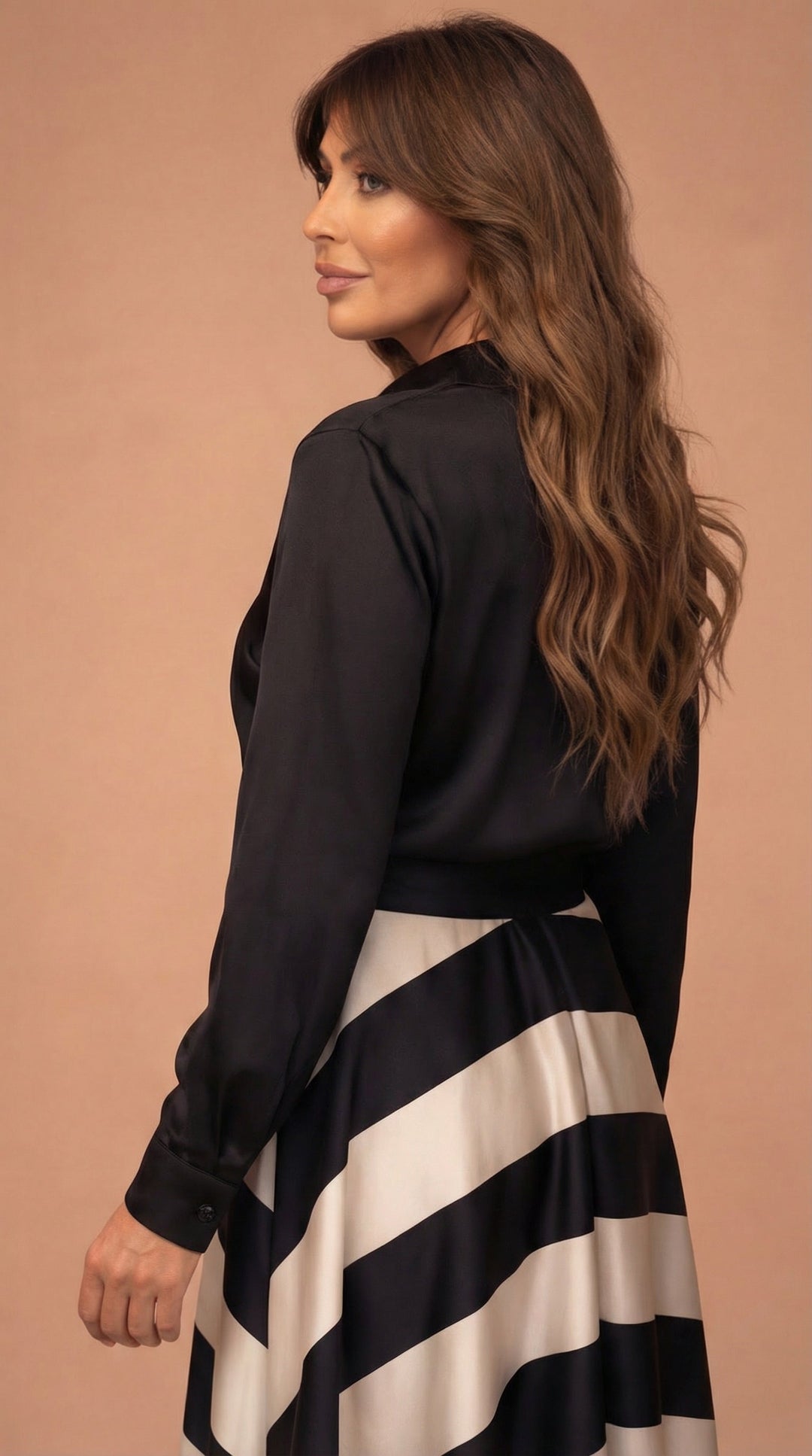 Sophisticated women's evening dress, a long maxi with an elegant bow detail, ensuring a stylish look.